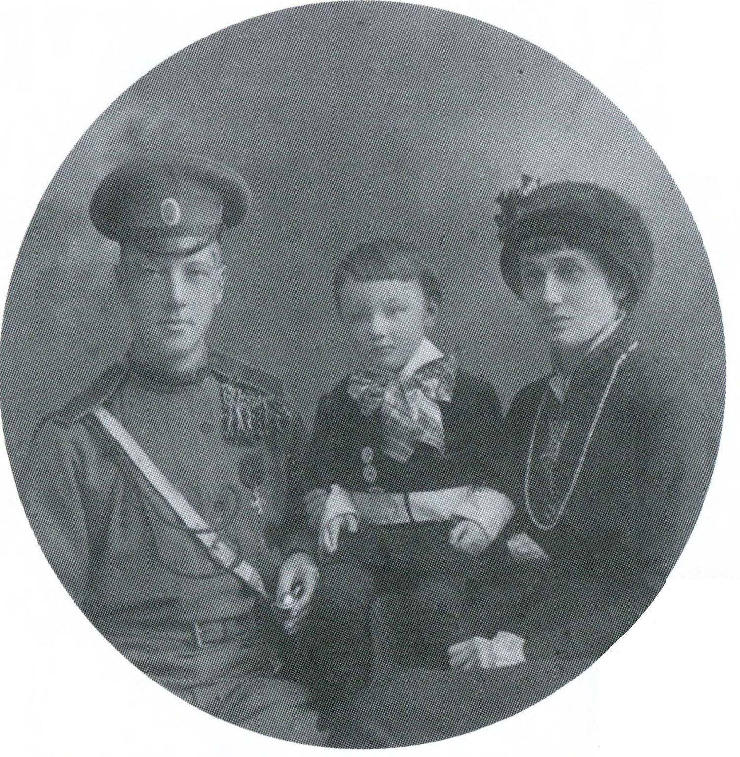 Николай Гумилёв и Анна Ахматова с сыном Лёвой, гумильвёнком. Царское село, 1915.